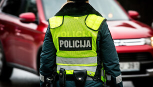 &Scaron;e&scaron;tadienio rytą &ndash; neįprastas imuniteto ir kelių policijos pareigūnų reidas