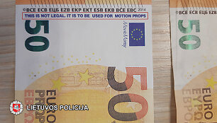 Pareigūnai sulaikė internetu tūkstantį padirbtų eurų banknotų parsisiuntusį ir juos realizavusį vyrą.