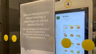 „McDonald's“ dėl tiekimo grandinių problemų daugelyje JK regionų nustojo prekiauti pieno kokteiliais ir gėrimais buteliuose.