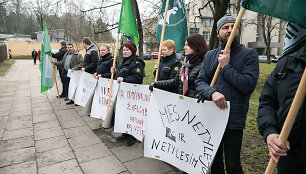 Protesto akciją prie Kalėjimų departamento