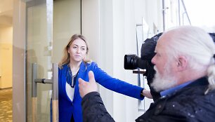  Į Juozo Statkevičiaus siūtų tautinių kostiumų pristatymą ambasadoriams &bdquo;valstiečiai&ldquo; žurnalistų neįsileido