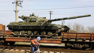 Į Krymą traukiniu vežami rusų tankai