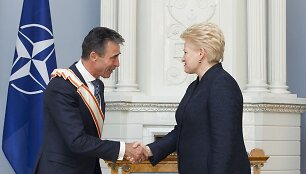 Dalia Grybauskaitė apdovanojo Andersą Foghą Rasmusseną.