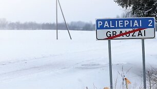 Žmonės supranta, nepra&scaron;o dėl kelių gyventojų asfalto iki jų tiesti, bet jų kantrybė i&scaron;seko tuomet, kai &bdquo;kopėčiomis&ldquo; pramintą žvyrkelį atsakingos institucijos visi&scaron;kai pamir&scaron;o