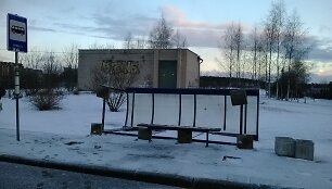 Vėjas sugriovė autobusų stotelę Pilaitėje