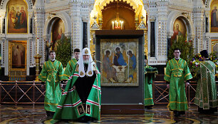 Patriarchas Kirilas Andrejaus Rubliovo &bdquo;Trejybės&ldquo; fone