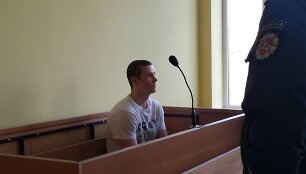 Rolandas Žmūrikas kaltinamas dviejų fiktyvių santuokų Jungtinėje Karalystėje organizavimu.