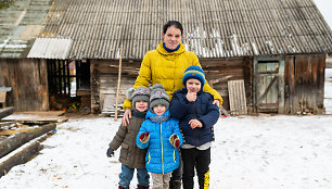 „Gelbėkit vaikus“ istorijos herojė Jurgita su vaikais