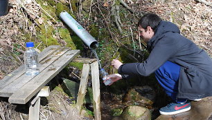 Daugelis žmonių tiki, jog šaltinio vanduo – ypatingas,