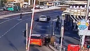 Nufilmuota, kaip ginkluoti užpuolikai ėmė &scaron;audyti autobusų stotelėje Jeruzalėje