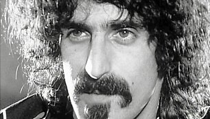 Kadras i&scaron; filmo &bdquo;Pasprink savo klausimu &ndash; Frankas Zappa pasakoja apie save&ldquo;