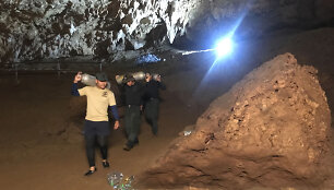 Tailande skubama i&scaron;gelbėti urve įstrigusius 12 vaikų