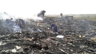Ukrainoje sudužęs Malaizijos laineris &bdquo;Boeing 777&ldquo; su 295 žmonėmis numu&scaron;tas i&scaron; Rusijos teritorijos?