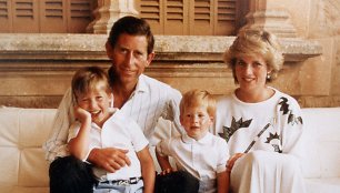 Princesė Diana ir princas Charlesas su sūnumis Williamu ir Harry (1987 m.)