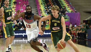 Mindaugas Kuzminskas bėga nuo Jameso Hardeno
