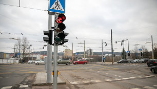 Stovėdama prie šviesoforo Kaune „Saab“ vairuotoja pakliuvo į avariją