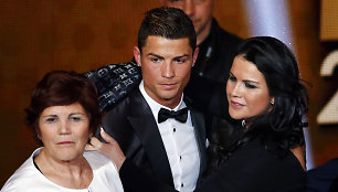 Cristiano Ronaldo teigė, kad labiausiai dėl skandalo jaudinasi jo mama Dolores Aveiro  ir sesuo Katia Aveiro.