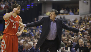 Donatas Motiejūnas ir Kevinas McHale'as
