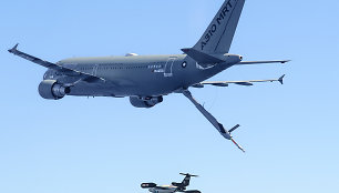 „Airbus MRTT“ valdo skraidantį droną