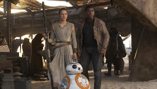 Daisy Ridley ir Johnas Boyega filme „Žvaigždžių karai: galia nubunda“