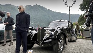 Ralphas Laurenas prie „Bugatti 57SC Atlantic“ automobilio