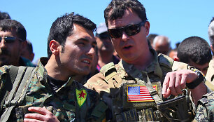 Kurdų kovotojas ir amerikiečių karys