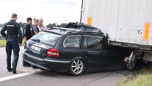 Greitkelyje ties Raseiniais žuvo „Jaguar“ vairuotojas: bloškėsi į sunkvežimį kelkraštyje