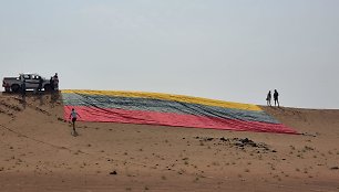 Didžiulė Lietuvos vėliava Saudo Arabijos smėlynuose, Dakaro ralyje