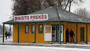 Prekybos alkoholiu ribojimai nepalietė ir maisto prekių parduotuvėlės prie Autobusų stoties darbo laiko
