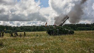 Lietuvos kariuomenės savaeigės haubicos PzH2000 pratybose „Ugninis griausmas“