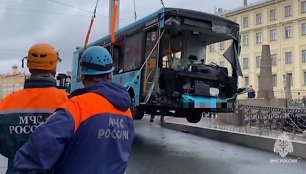 Iškeliamas į upę nulėkęs autobusas Sankt Peterburge