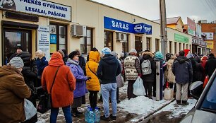 Prie nemokamai dalijamo pieno &ndash; panevėžiečių eilė.