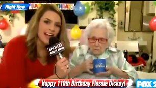 Reporterė Nichole Mischke ir 110 metų senolė Flossie Dickey