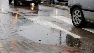 Automobilis &bdquo;Opel&ldquo; partrenkė moterį 