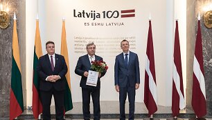 Buvusiam Latvijos ambasadoriui Lietuvoje A.Sarkaniui įteiktas Baltų apdovanojimas