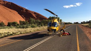 Australijoje išgelbėti Uluru uolos plyšyje įstrigę trys vyrai