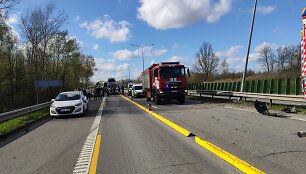 Prie Kauno susidūrė 4 automobiliai