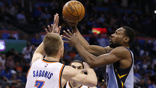 Domantas Sabonis ir Tony Allenas