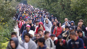 Migrantai Vengrijoje traukia prie Austrijos sienos.