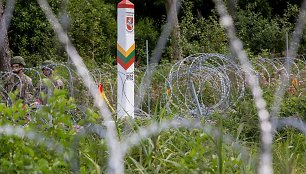 Spygliuotos vielos užtvara ties siena su Baltarusija