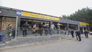 Žmonės prie &bdquo;Regitros&ldquo; Vilniuje
