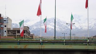 Teheranas yra kalnų papėdėje ir nuokalnėje