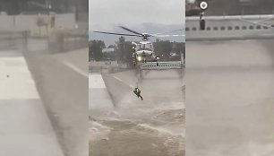 Iš upės sraigtasparniu iškeltas žmogus