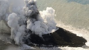 Prie Japonijos iš jūros dugno iškilo sala-ugnikalnis 