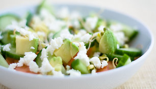 Mišrainės ir salotos su avokadais: 12 kasdienių ir įmantresnių receptų