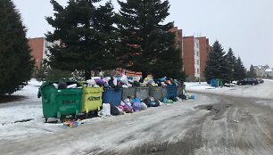 Perpildyti atliekų konteineriai Ariogaloje