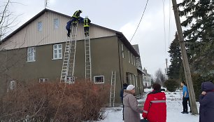 Ugniagesiai Saugų gyvenvietėje nukėlė nuo stogo senolį