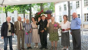 Po 60 metų jie susitiko savo buvusios mokyklos kiemelyje
