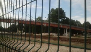 Kol nebuvo naujo tilto, klaipėdiečiai &scaron;ią atkarpą kirsdavo pavojingai sutre&scaron;usiu tiltu arba tiesiog bėgiais. 
