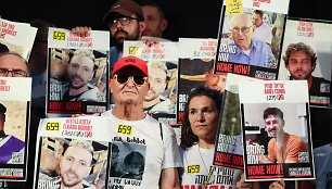 Demonstrantai laiko įkaitų nuotraukas / JACK GUEZ / AFP